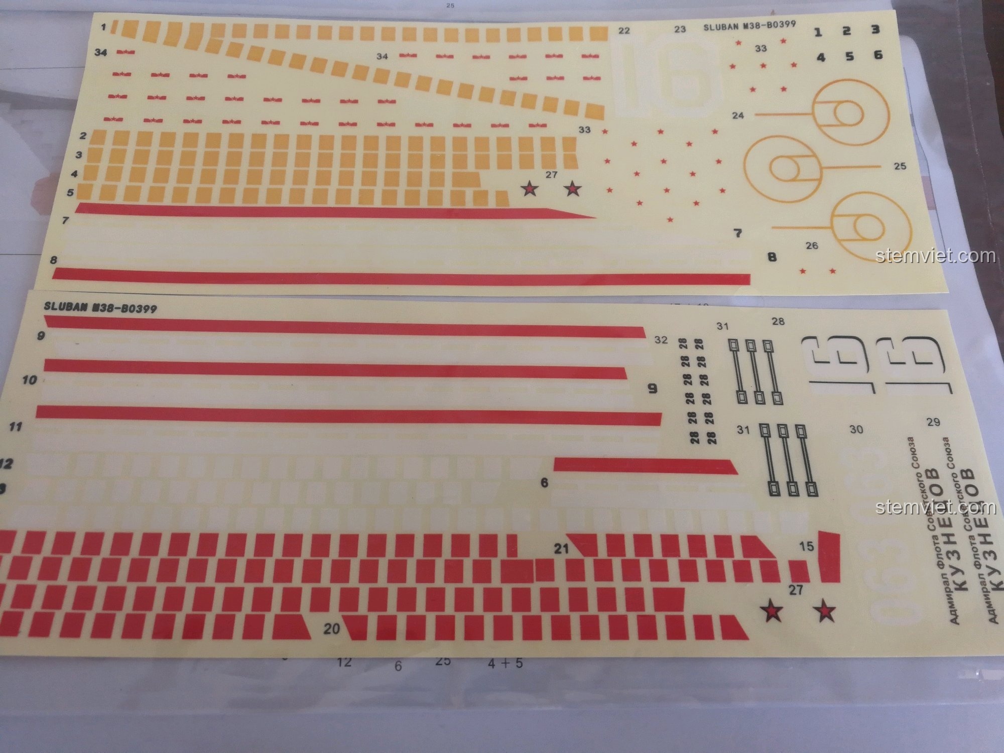 Tấm decal lớn với nhiều chi tiết nhỏ và đường kẻ cho boong tàu và các phương tiện của bộ lắp ráp Sluban 399 Mô hình tàu sân bay Liêu Ninh, cần sự tỉ mỉ khi dán.