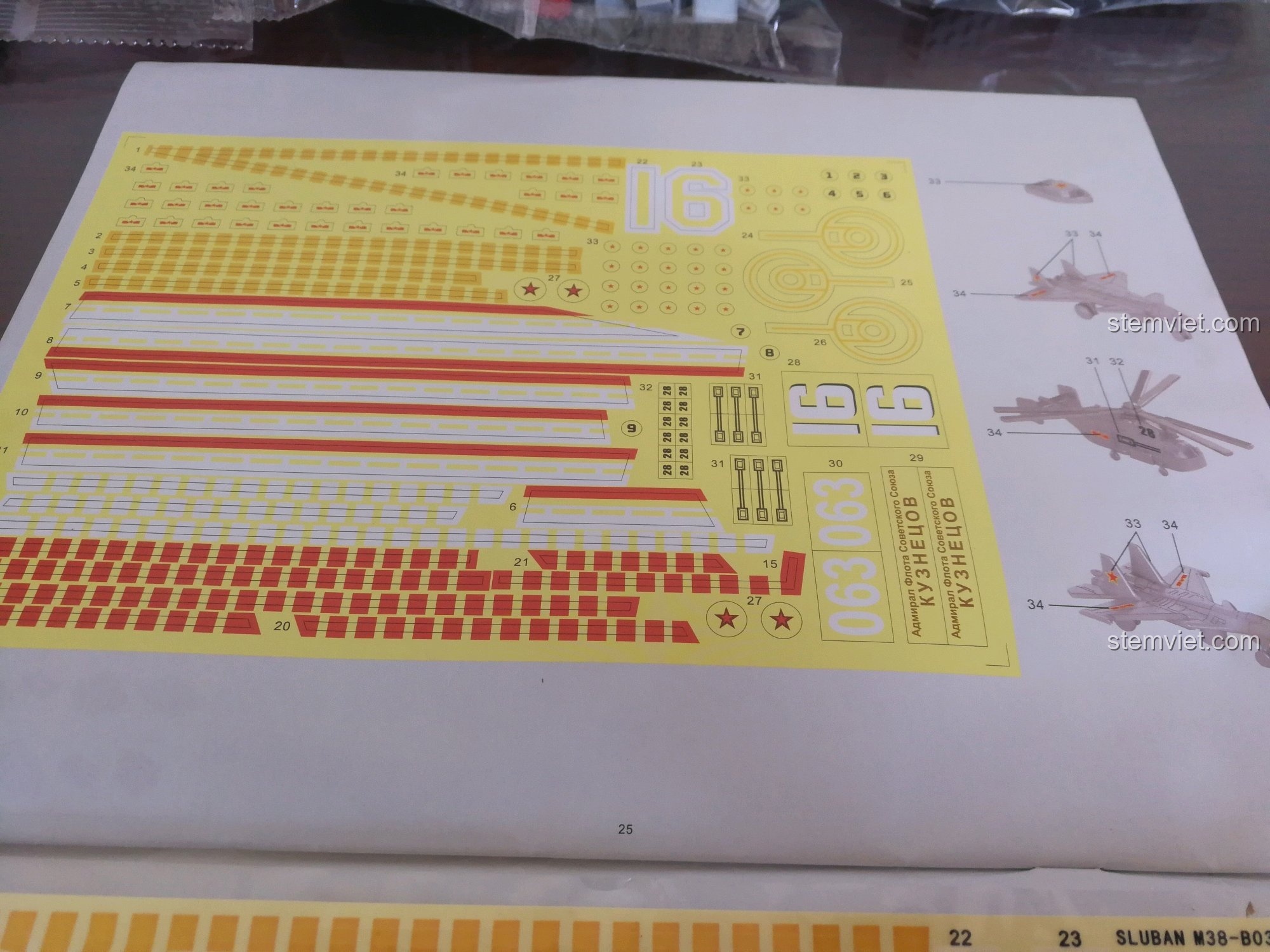 Sách hướng dẫn hiển thị vị trí dán decal cho các phương tiện và boong tàu của bộ lắp ráp Sluban 399 Mô hình tàu sân bay Liêu Ninh, giúp người chơi dễ dàng thực hiện.