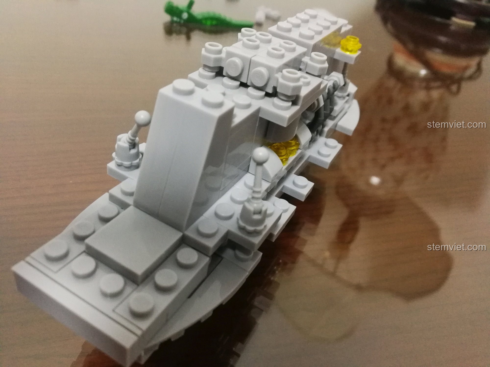 Cấu trúc thượng tầng của bộ lắp ráp Sluban 399 Mô hình tàu sân bay Liêu Ninh đang được gắn lên phần boong tàu màu đen, hoàn thiện hình dáng tổng thể của tàu chiến.