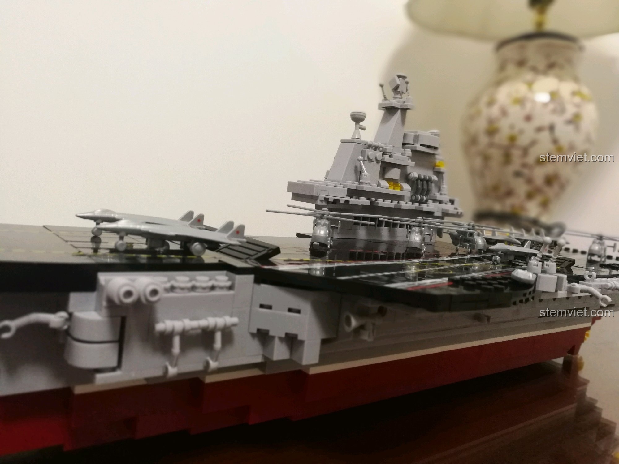 Cận cảnh phần thân và boong tàu của mô hình Sluban 399 Mô hình tàu sân bay Liêu Ninh đã hoàn thành, cho thấy các chi tiết nhỏ và máy bay được đặt trên boong.