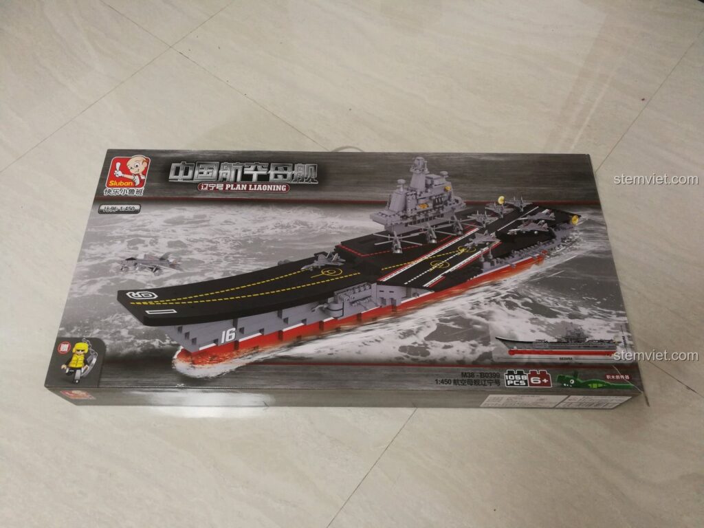 Hộp bộ lắp ráp Sluban 399 Mô hình tàu sân bay Liêu Ninh M38-B0399 với hình ảnh tàu chiến hoàn chỉnh, thông tin số mảnh ghép và độ tuổi khuyến nghị.