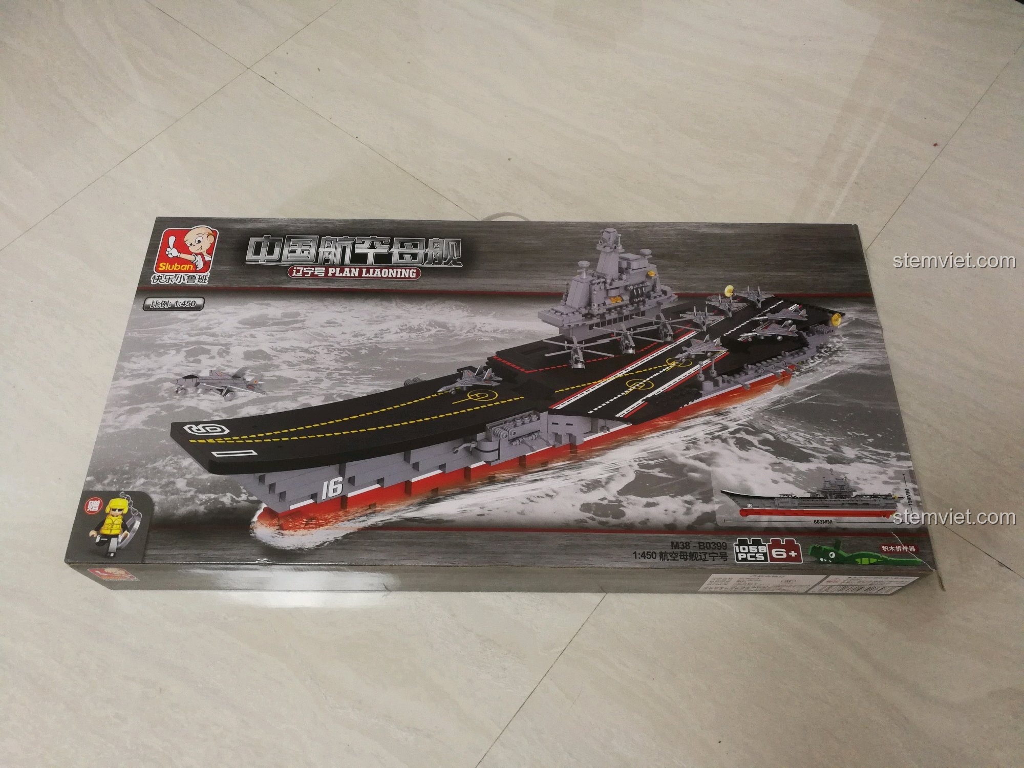 Hộp bộ lắp ráp Sluban 399 Mô hình tàu sân bay Liêu Ninh M38-B0399 với hình ảnh tàu chiến hoàn chỉnh, thông tin số mảnh ghép và độ tuổi khuyến nghị.