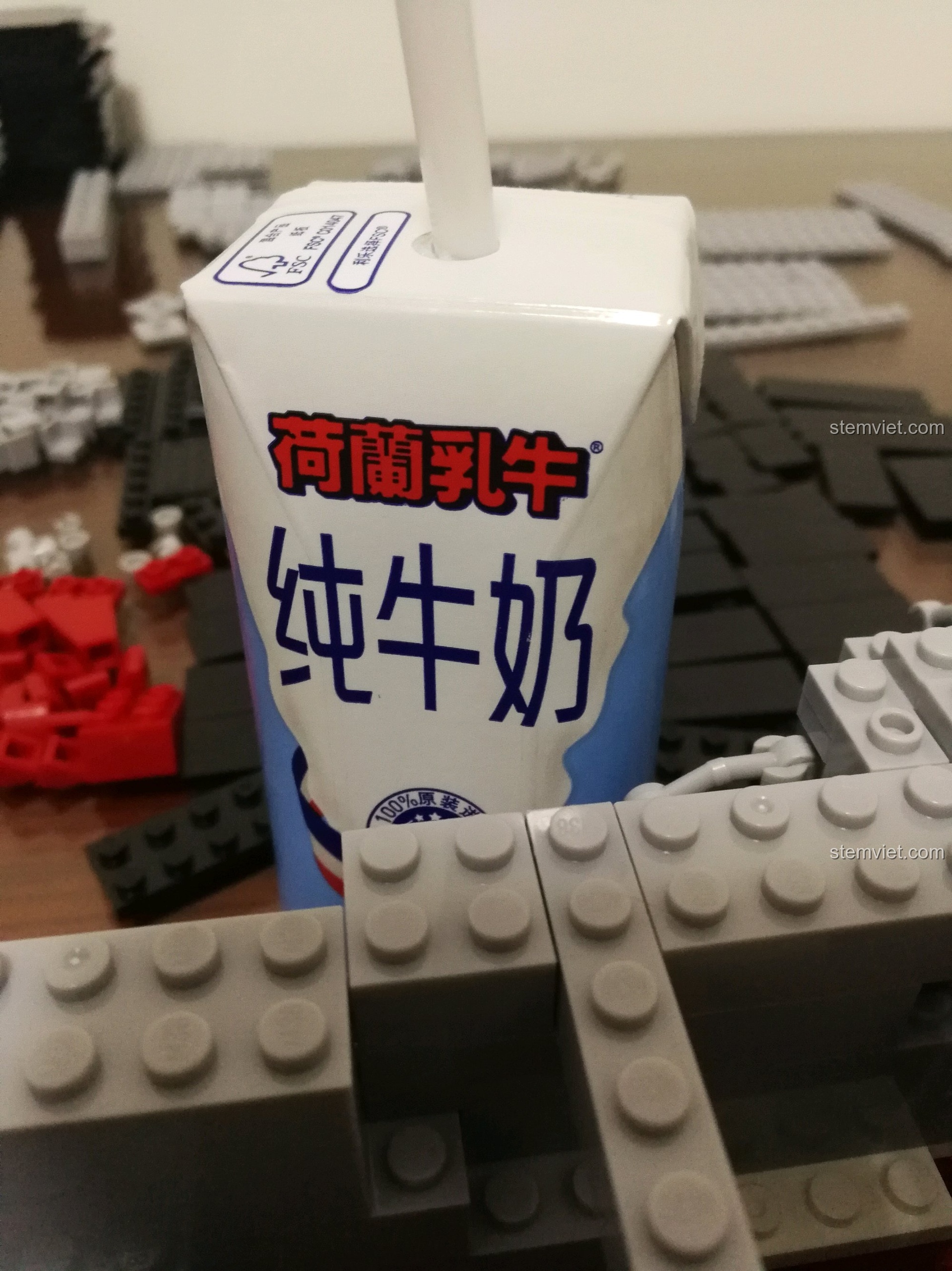 Phần boong tàu màu đen của bộ lắp ráp Sluban 399 Mô hình tàu sân bay Liêu Ninh đang được lắp đặt lên thân tàu, tạo nên bề mặt sân bay rộng lớn.