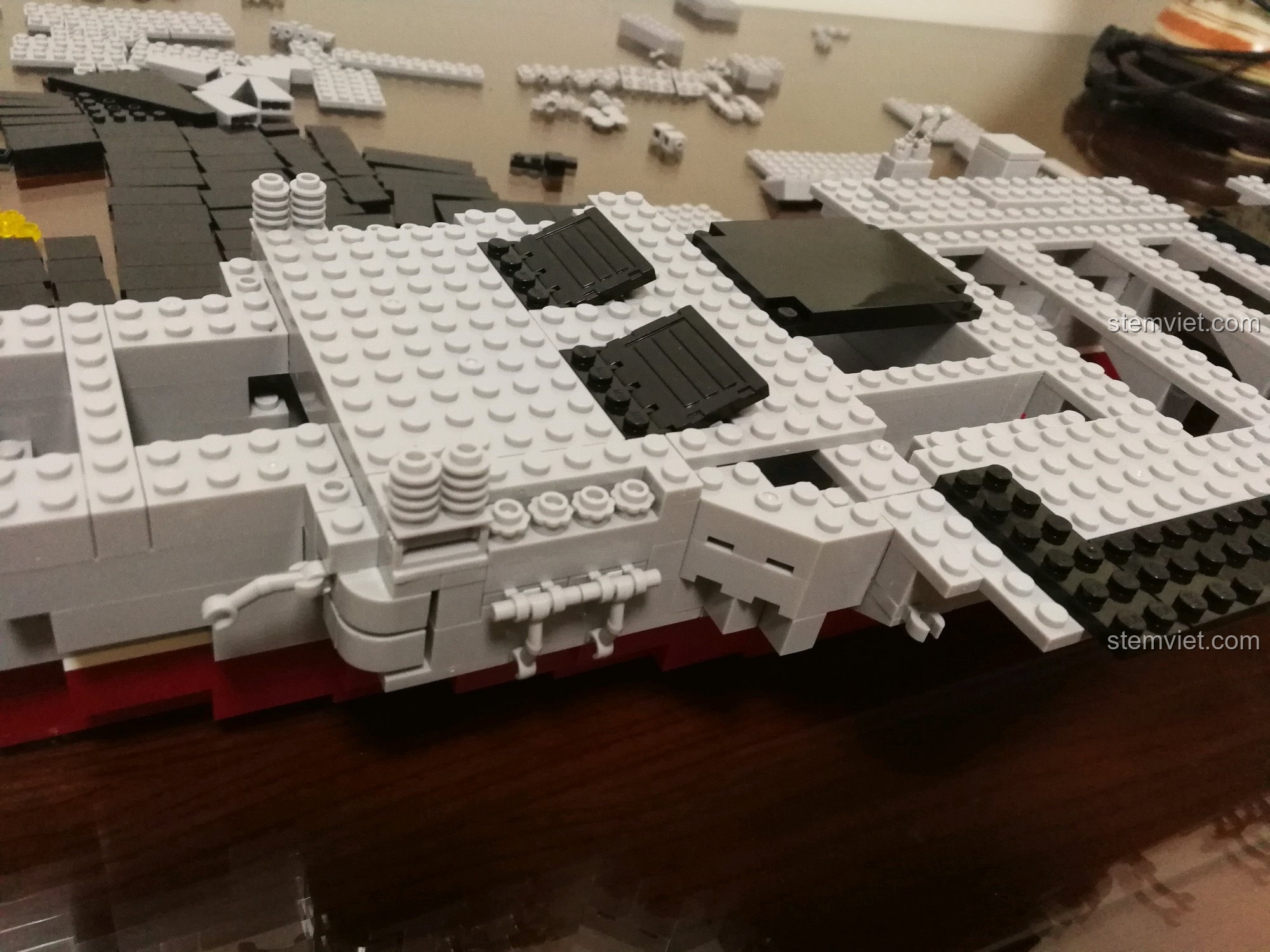 Một mảnh ghép boong tàu lớn màu đen của bộ lắp ráp Sluban 399 Mô hình tàu sân bay Liêu Ninh, cho thấy bề mặt phẳng và rộng của nó.