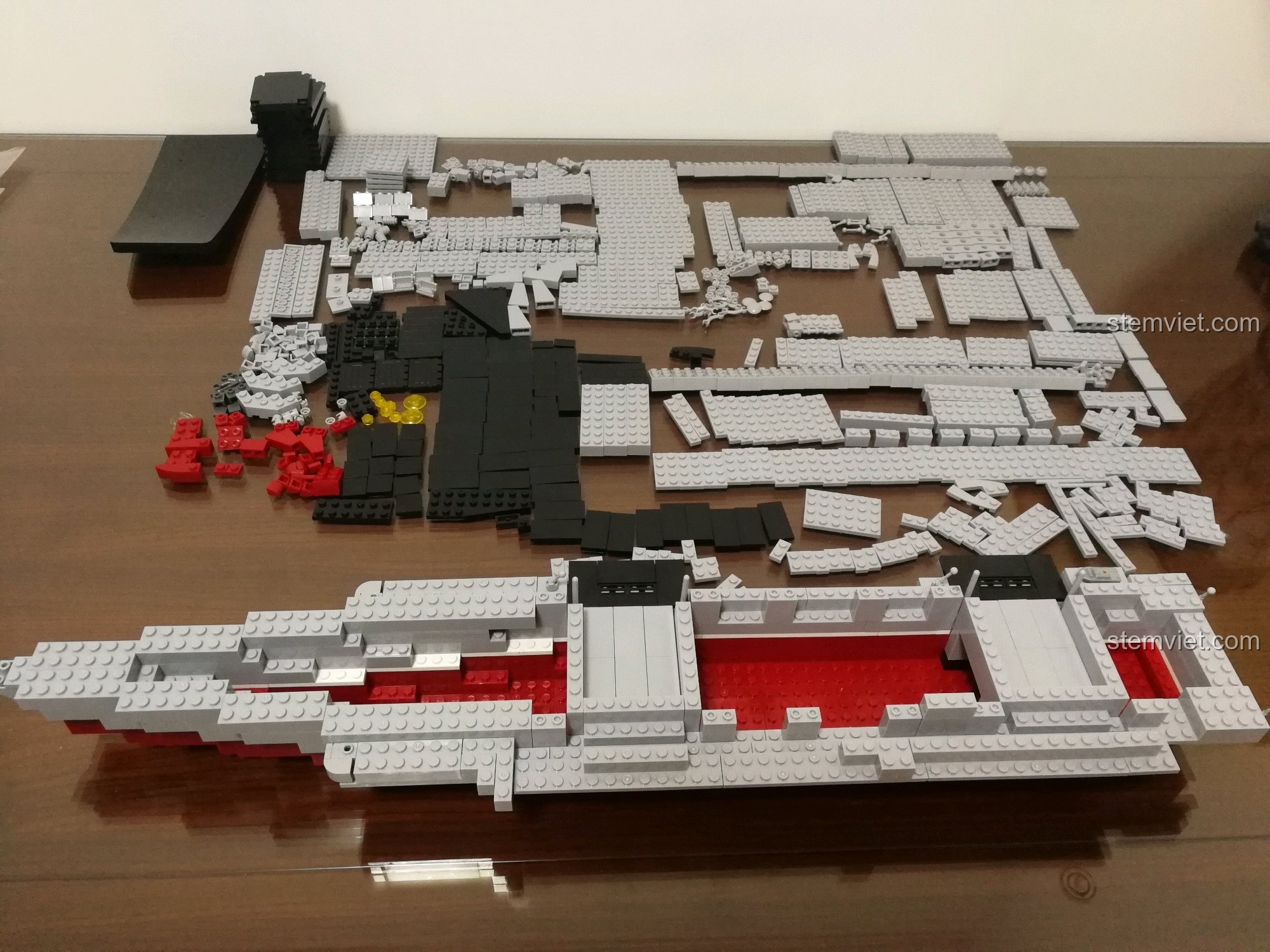 Hình ảnh minh họa các loại mảnh ghép khác nhau trong sách hướng dẫn của bộ Sluban 399 Mô hình tàu sân bay Liêu Ninh, bao gồm cả mảnh 2x2 có chốt lồi.