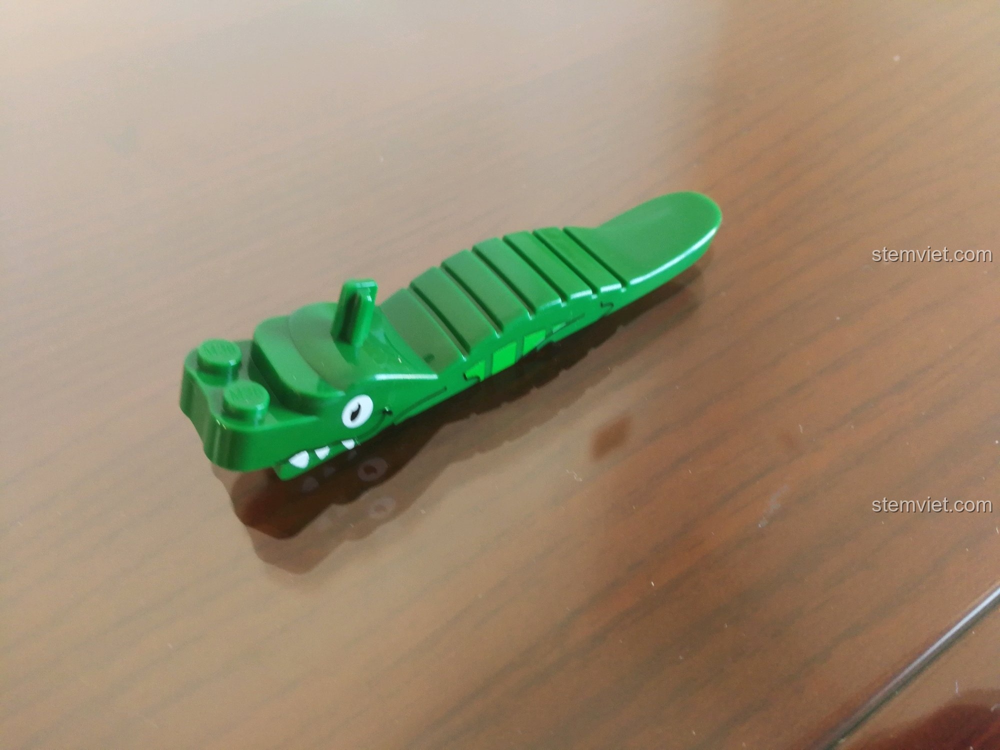 Móc chìa khóa hình minifigure phi công hải quân màu vàng, một phụ kiện dễ thương đi kèm bộ lắp ráp Sluban 399 Mô hình tàu sân bay Liêu Ninh.