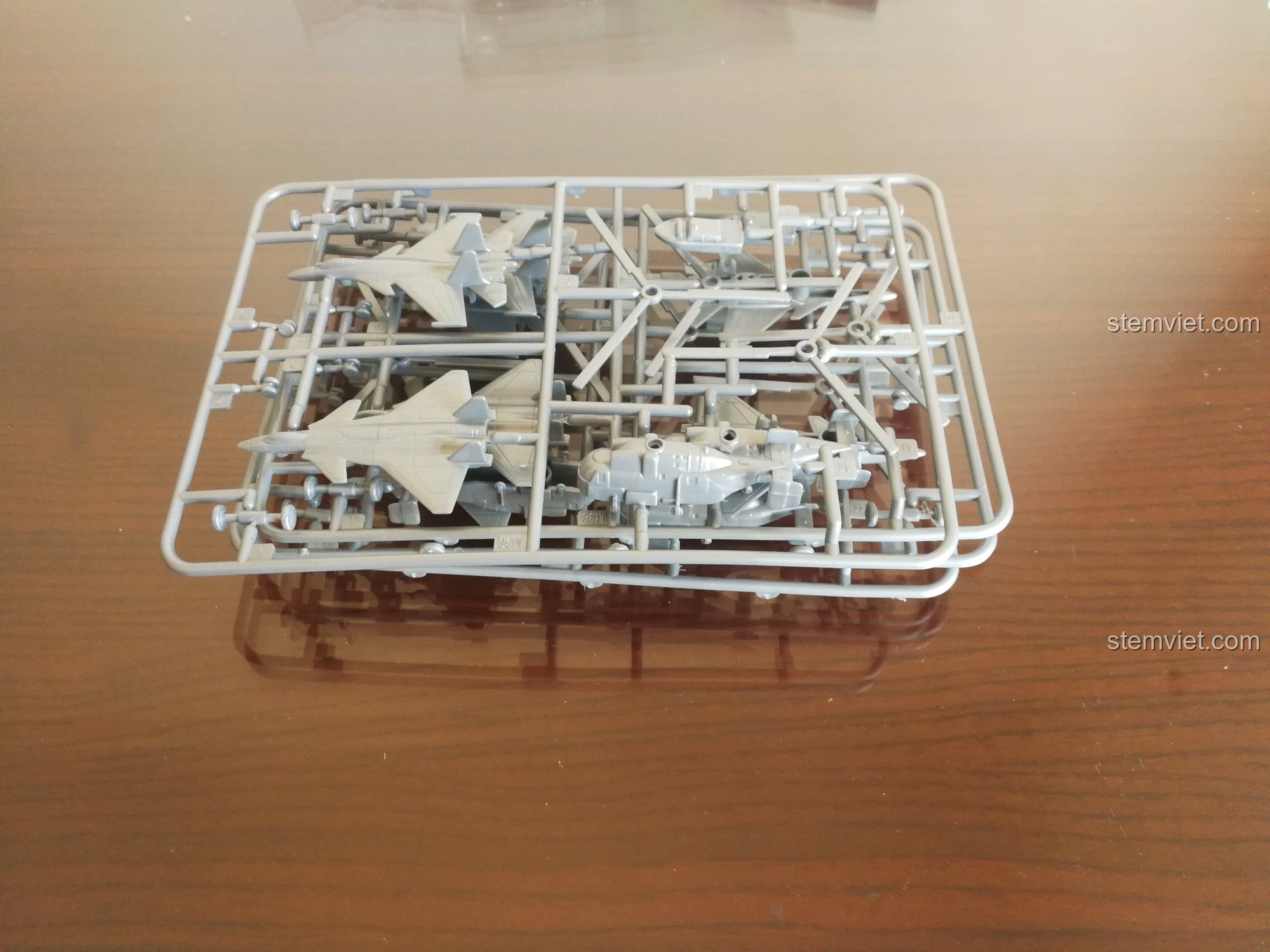 Khung nhựa chứa các chi tiết máy bay chiến đấu và trực thăng đi kèm bộ lắp ráp Sluban 399 Mô hình tàu sân bay Liêu Ninh, sẵn sàng để tách ra và lắp ráp.