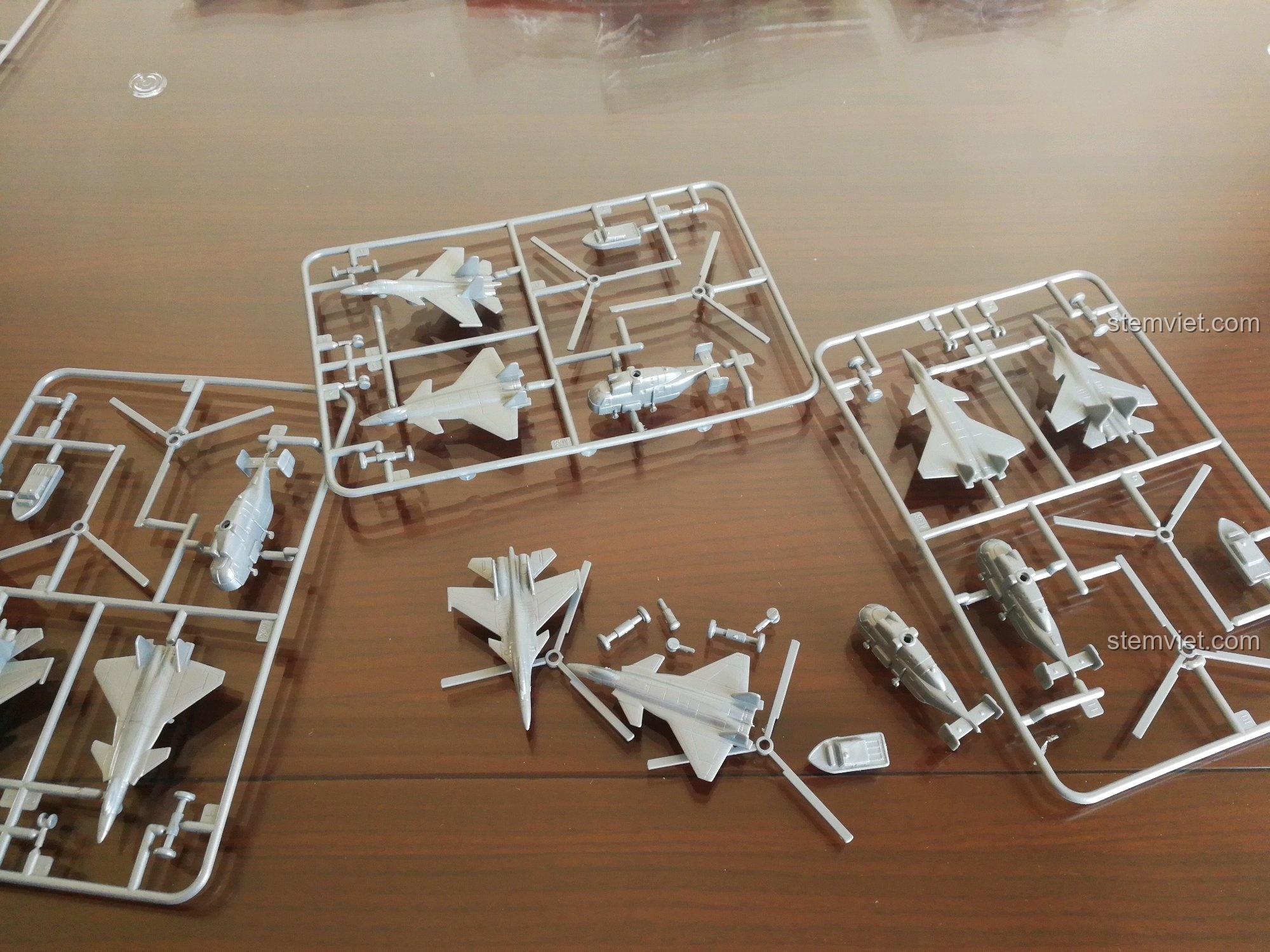 Các chi tiết máy bay và thuyền đã được tách ra khỏi khung nhựa, chuẩn bị cho việc lắp ráp các phương tiện đi kèm bộ Sluban 399 Mô hình tàu sân bay Liêu Ninh.