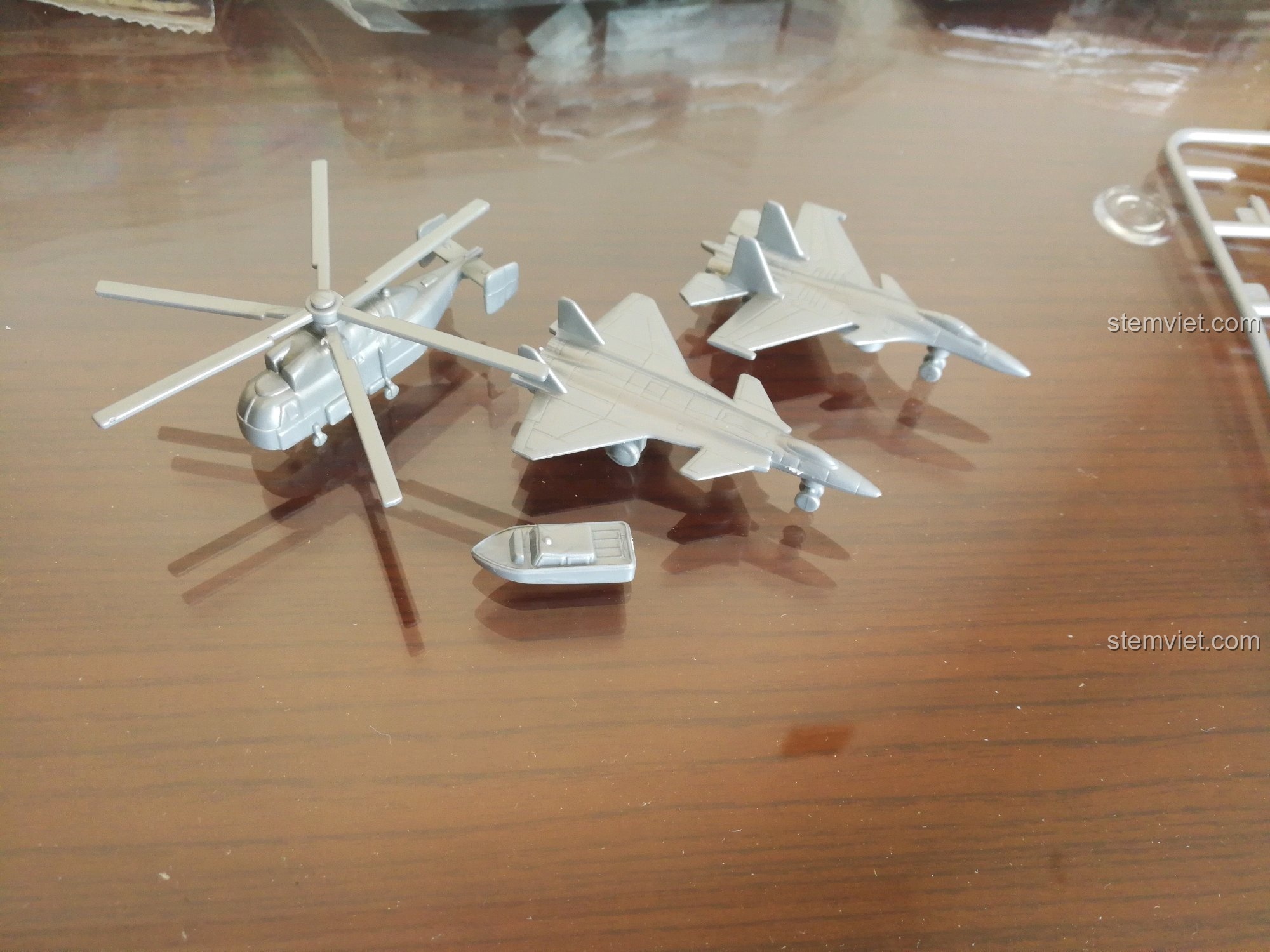 Cận cảnh một chiếc trực thăng và hai máy bay chiến đấu đã được lắp ráp hoàn chỉnh từ bộ Sluban 399 Mô hình tàu sân bay Liêu Ninh, cho thấy độ chi tiết của các phương tiện.
