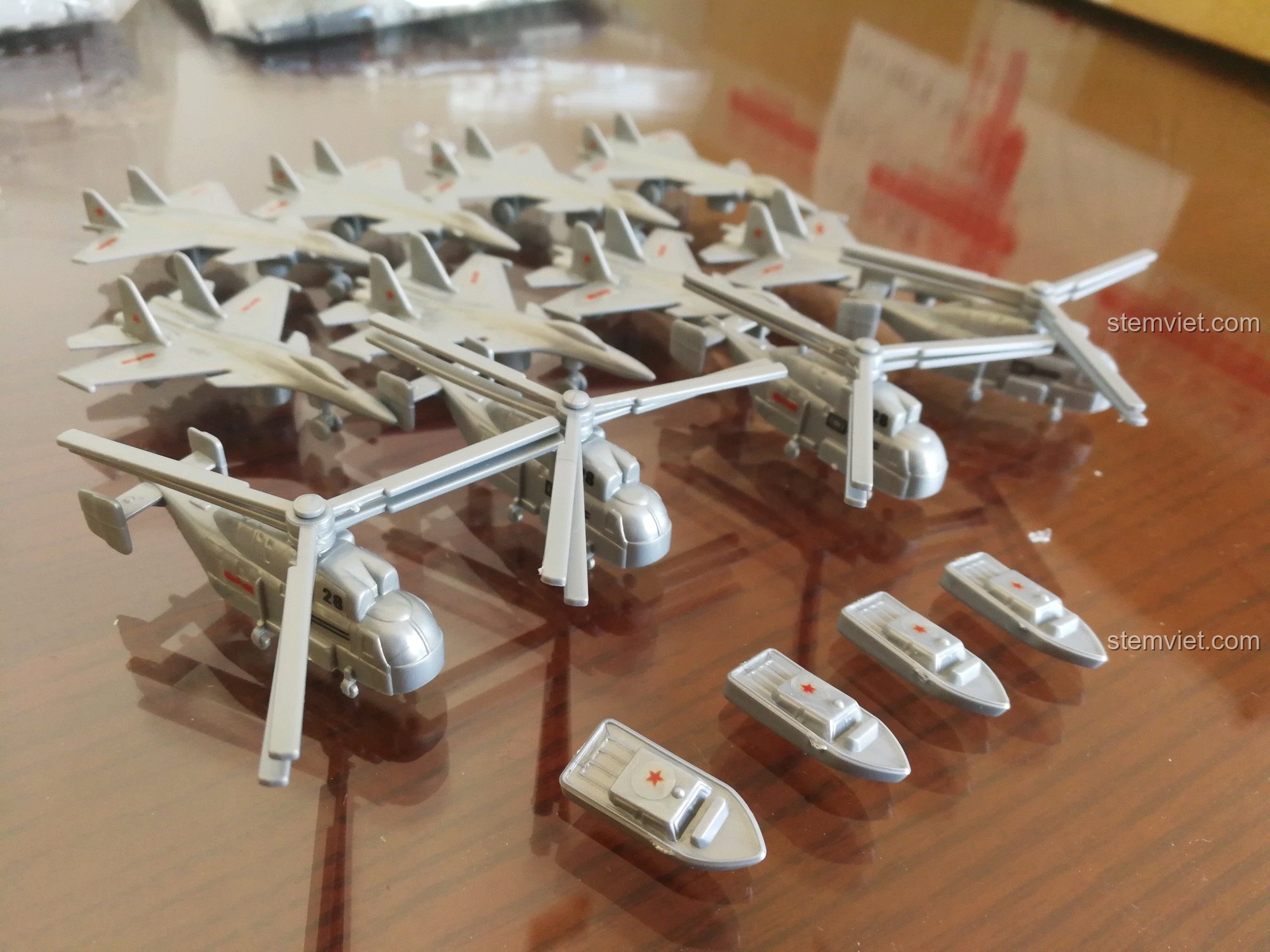 Góc nhìn cận cảnh dàn máy bay chiến đấu và trực thăng từ bộ lắp ráp Sluban 399 Mô hình tàu sân bay Liêu Ninh, cho thấy sự đa dạng và chi tiết của các phương tiện.