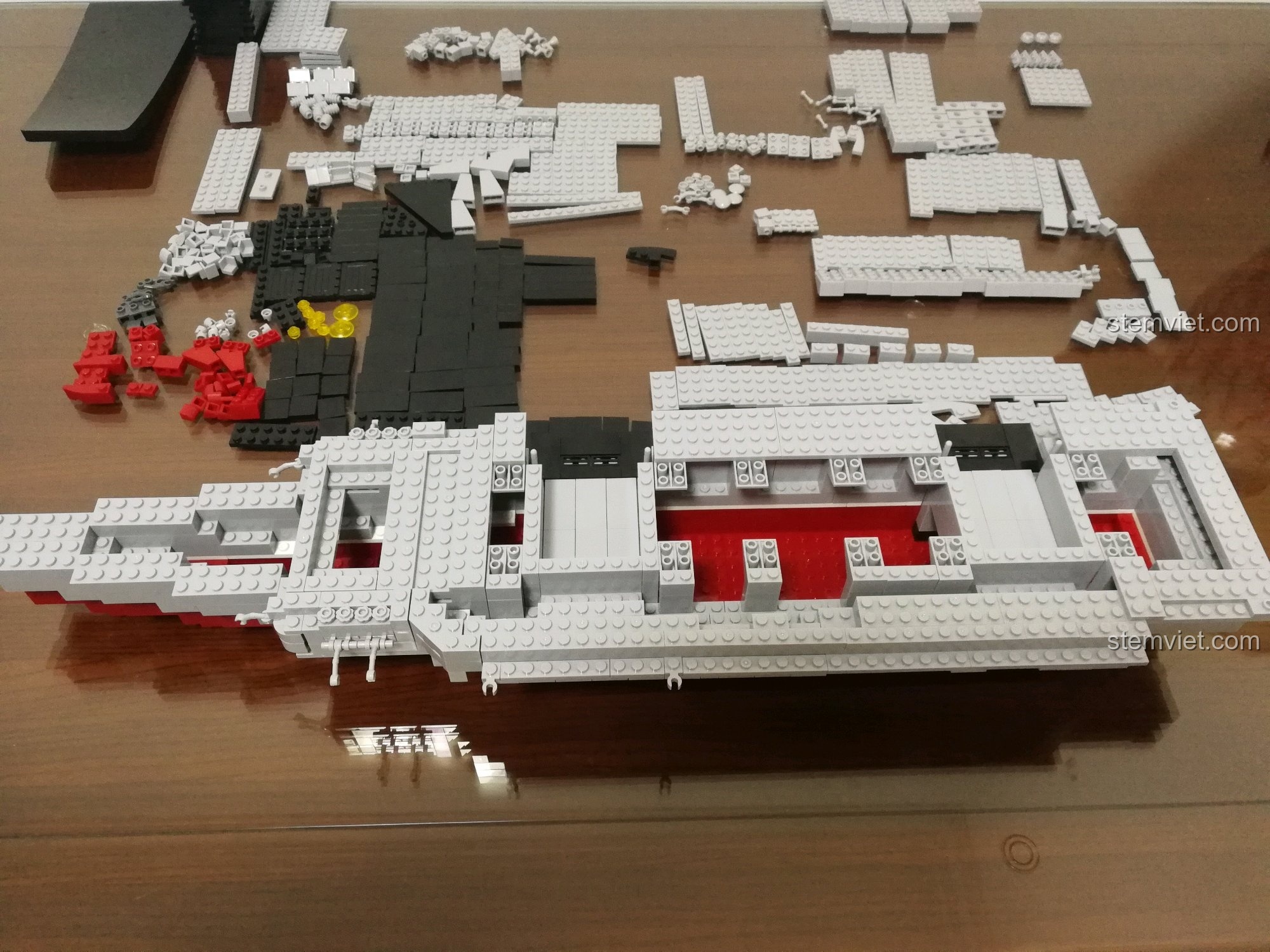 Quá trình lắp ráp bộ Sluban 399 Mô hình tàu sân bay Liêu Ninh tiếp tục với việc thêm các lớp mảnh ghép màu xám, tạo nên các tầng cao hơn của thân tàu.