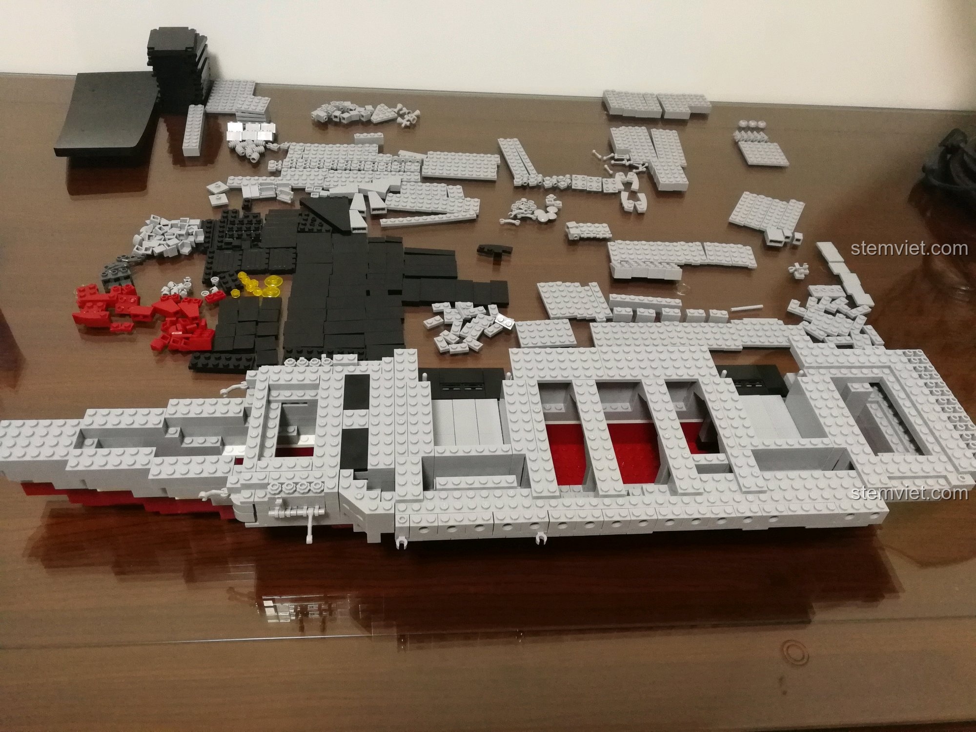 Góc nhìn từ trên cao xuống bộ lắp ráp Sluban 399 Mô hình tàu sân bay Liêu Ninh với phần thân đã được xây dựng gần như hoàn chỉnh, sẵn sàng cho việc lắp đặt boong tàu.