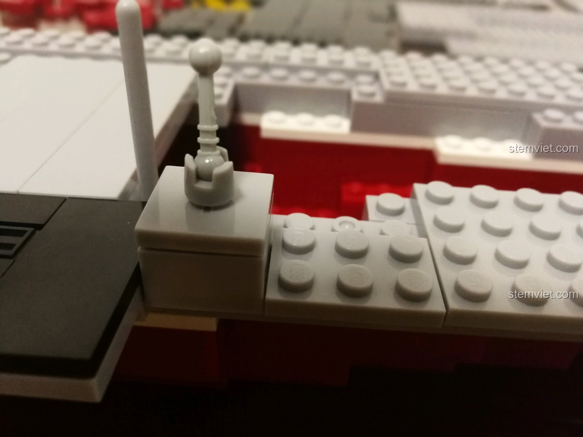 Góc nhìn từ trên cao xuống phần thân dưới của bộ lắp ráp Sluban 399 Mô hình tàu sân bay Liêu Ninh đã gần hoàn chỉnh, với các mảnh ghép màu trắng, đỏ và xám được kết nối chặt chẽ.