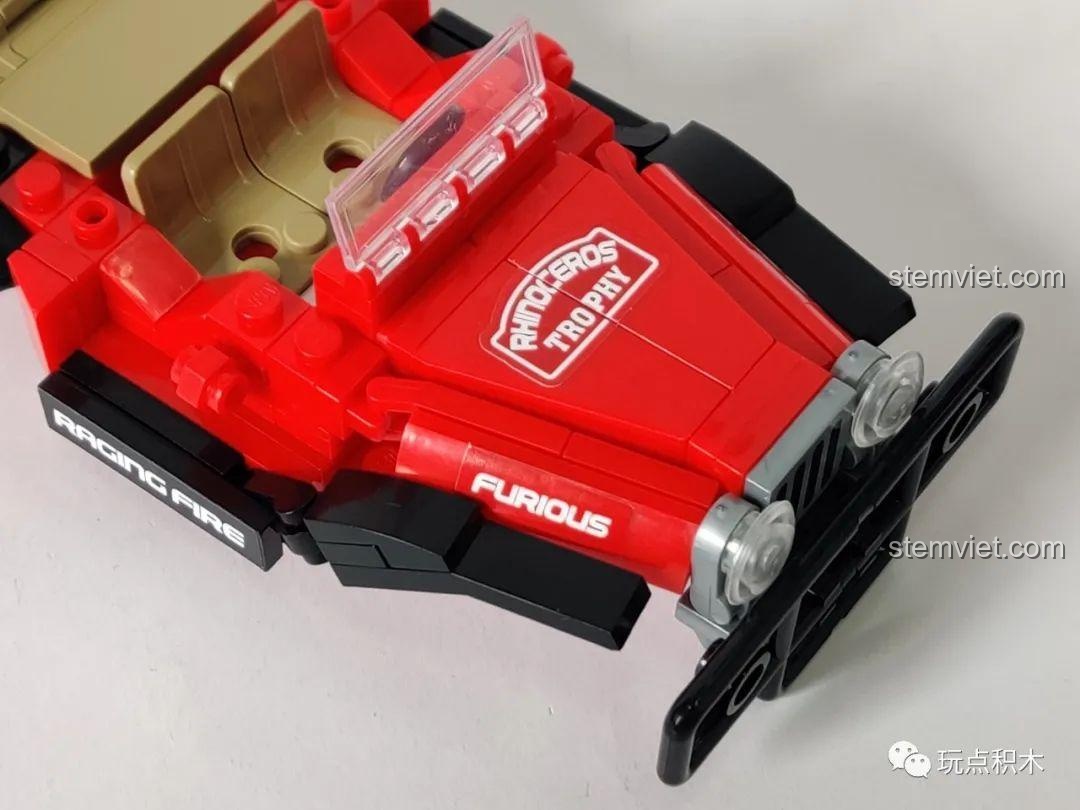 Góc nhìn cận cảnh khác của phần đầu xe Jeep, cho thấy các chi tiết lắp ráp và sticker 'Furious' trên nắp capo.