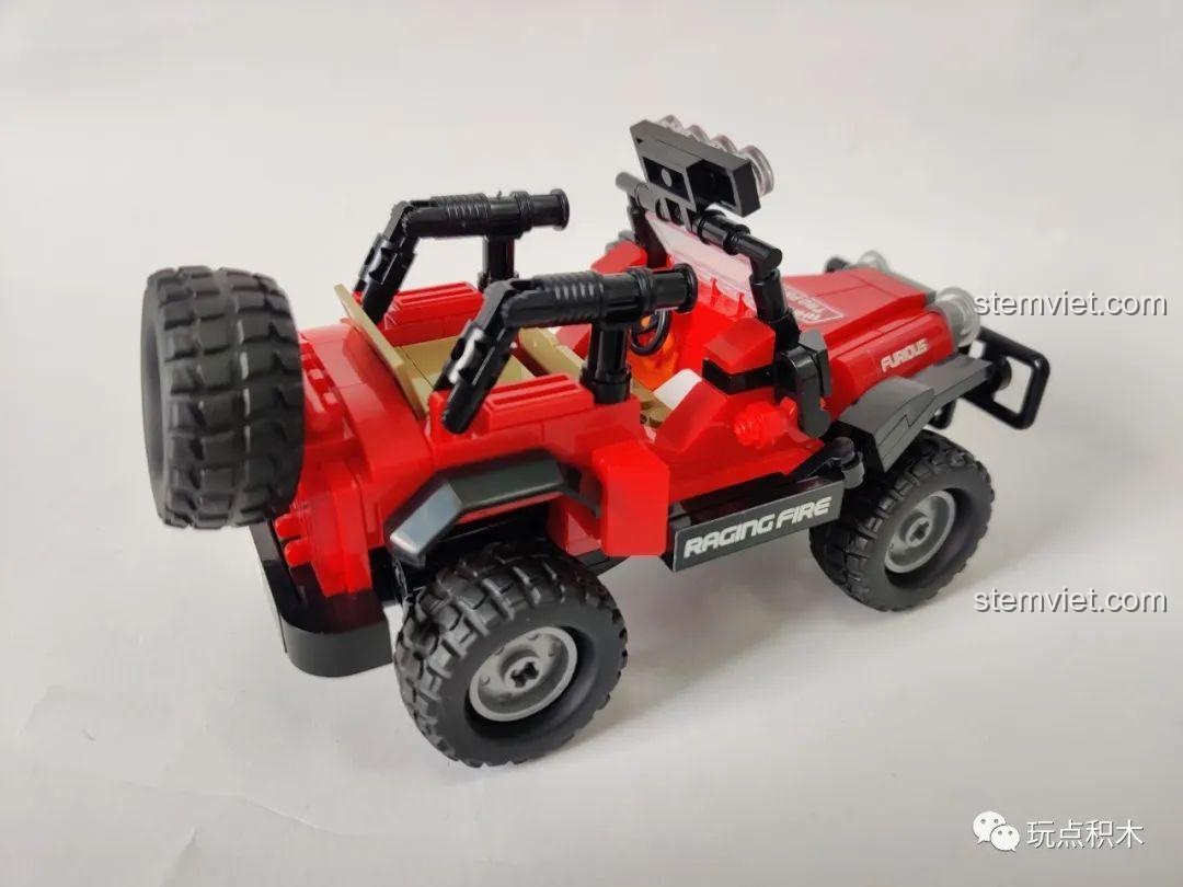 Mô hình xe Jeep Địa Hình Sluban M38 B0816 hoàn thiện, chụp từ trên xuống, thể hiện tổng thể thiết kế hài hòa.