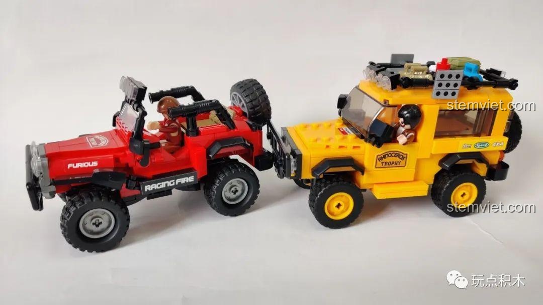 Mô hình xe Jeep Địa Hình Sluban M38 B0816 cùng với xe B0815 và một chiếc xe thể thao màu trắng, tạo cảnh chơi đa dạng.