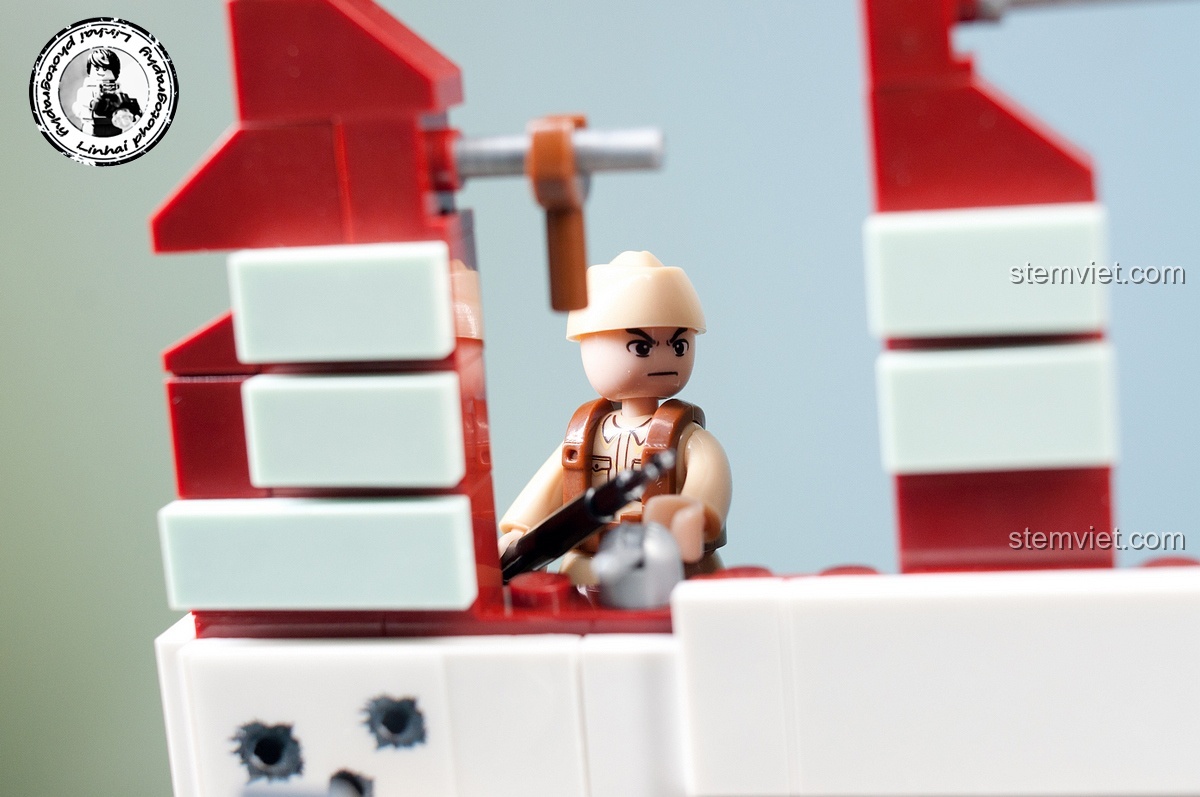 Cảnh quan chiến trường của bộ Sluban M38-B0696 Trận chiến Stalingrad dưới ánh sáng xanh, tạo không khí kịch tính và huyền ảo, tăng cường trải nghiệm chơi.