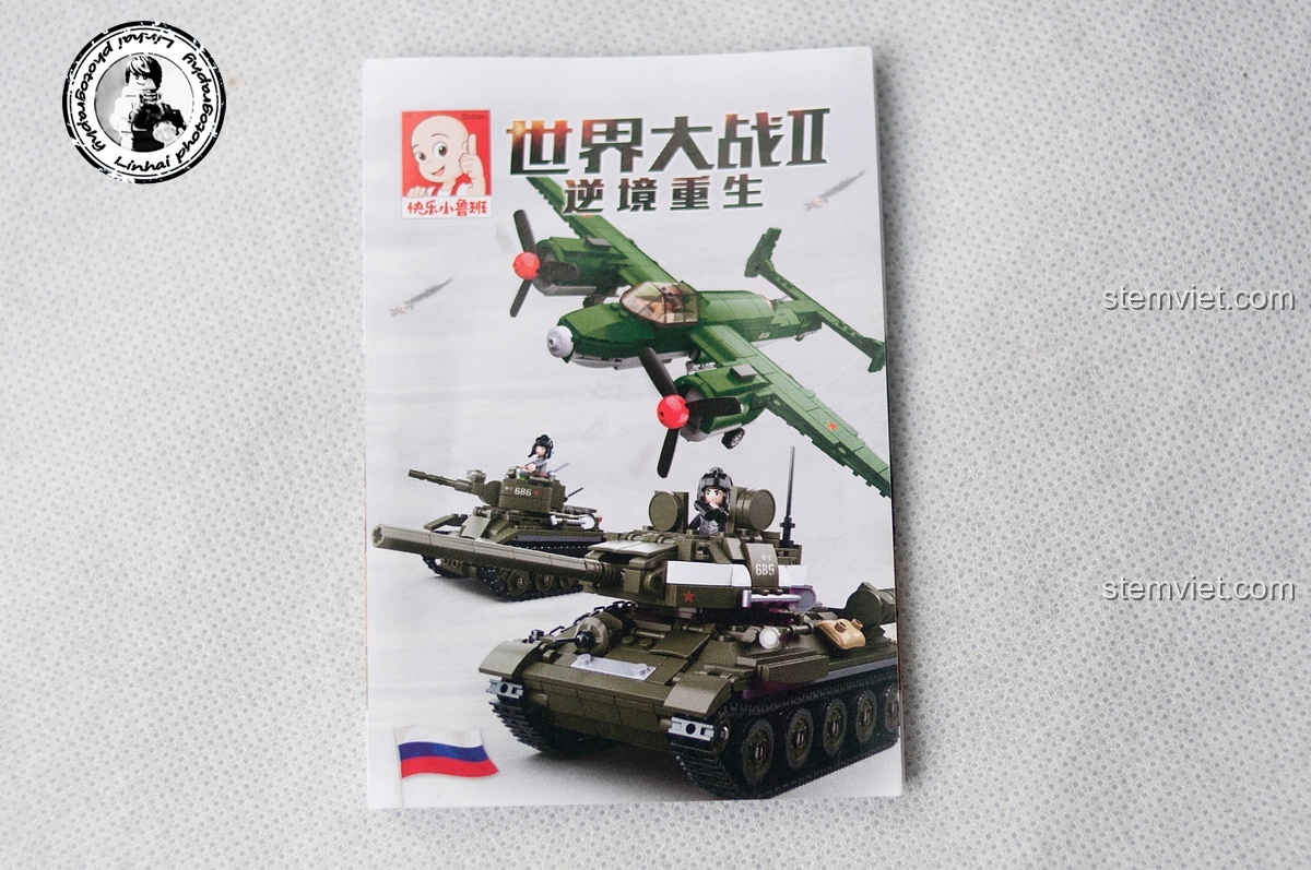 Cận cảnh cuốn catalogue của Sluban, giới thiệu các mô hình quân sự khác như máy bay và xe tăng, bổ sung cho bộ Trận chiến Stalingrad M38-B0696.