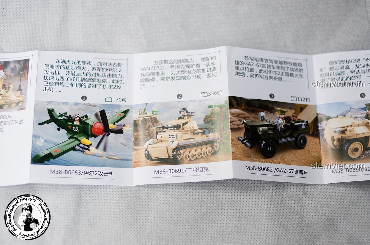 Trang bên trong cuốn catalogue của Sluban, với hình ảnh các phương tiện chiến đấu như máy bay và xe tăng, kèm theo câu chuyện lịch sử liên quan đến bộ Trận chiến Stalingrad M38-B0696.