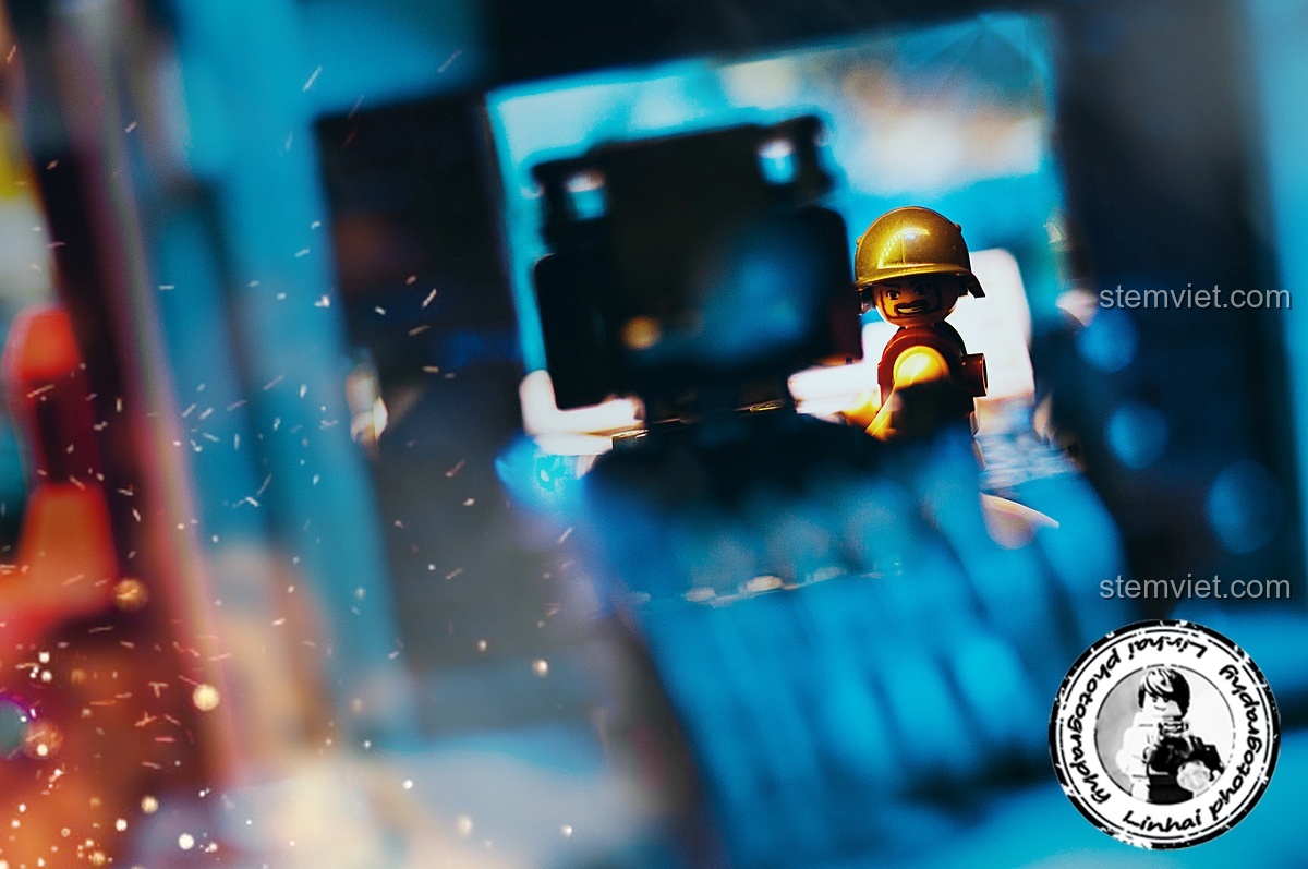 Cửa chính của mô hình tòa nhà đổ nát trong bộ Sluban M38-B0696 Trận chiến Stalingrad có thể mở ra, cho phép minifigures di chuyển vào bên trong, tăng tính tương tác.