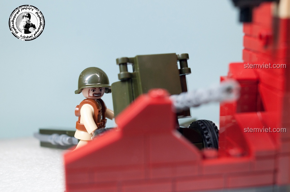 Cửa tòa nhà đổ nát trong bộ Sluban M38-B0696 Trận chiến Stalingrad có thể mở ra, cho phép minifigures di chuyển vào bên trong, tăng tính tương tác.