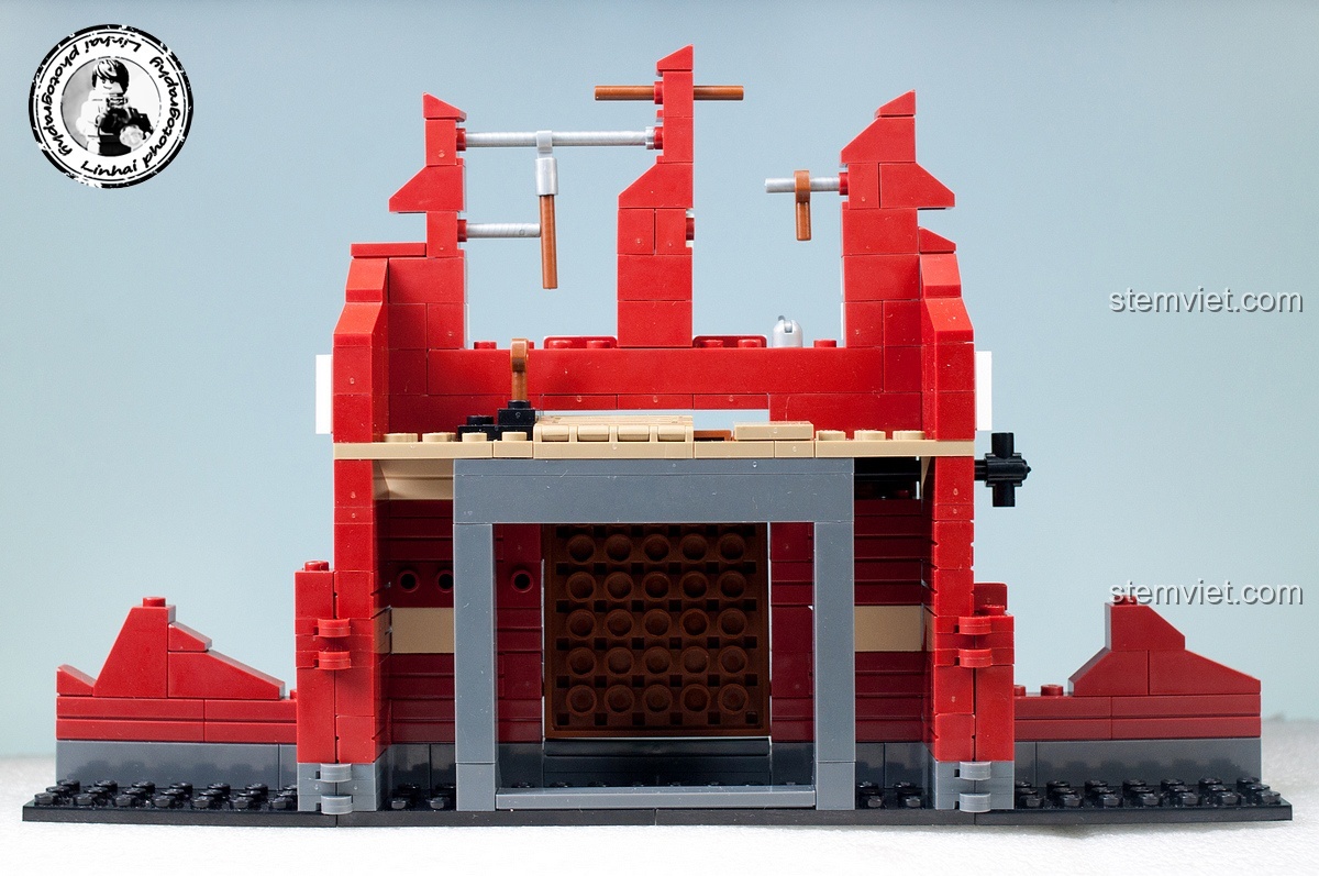 Cận cảnh cửa ra vào của mô hình tòa nhà đổ nát trong bộ Sluban M38-B0696 Trận chiến Stalingrad, được thiết kế từ các mảnh gỗ vỡ, tăng tính chân thực.