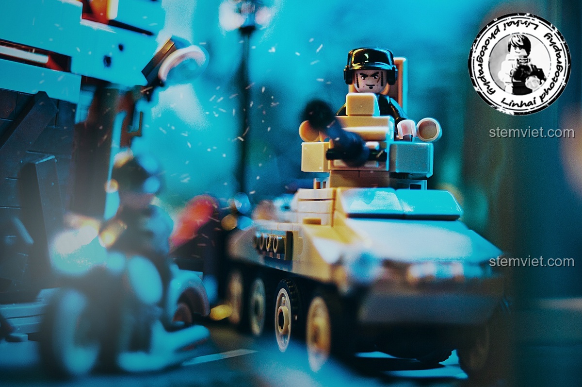 Minifigure lính của bộ Sluban M38-B0696 Trận chiến Stalingrad ẩn nấp sau bức tường đổ nát, sẵn sàng phản công, tạo cảm giác căng thẳng của trận chiến.