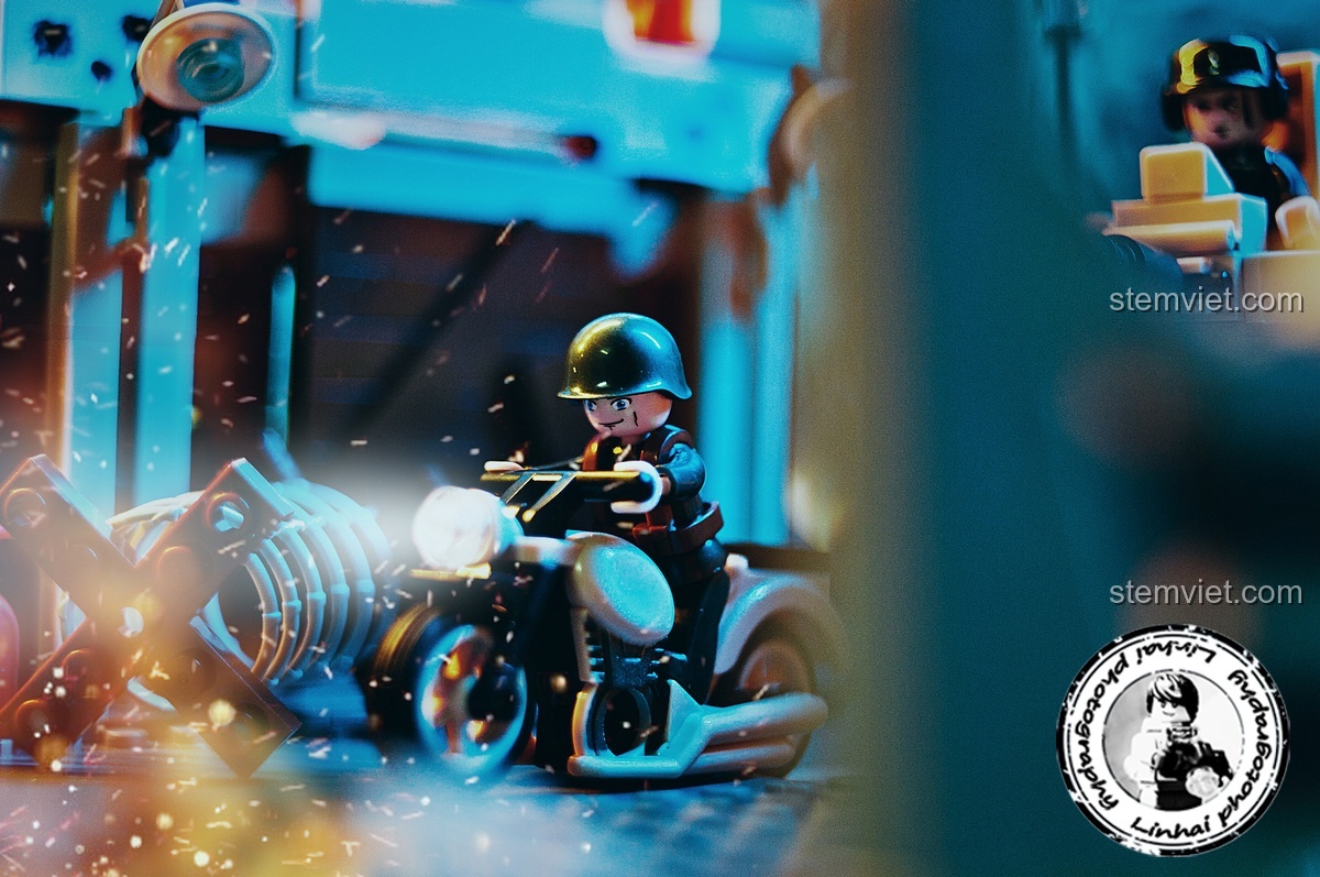 Minifigure lính của bộ Sluban M38-B0696 Trận chiến Stalingrad ẩn nấp bên trong tòa nhà đổ nát, quan sát tình hình chiến trường, tạo nên cảnh tượng chiến đấu chân thực.