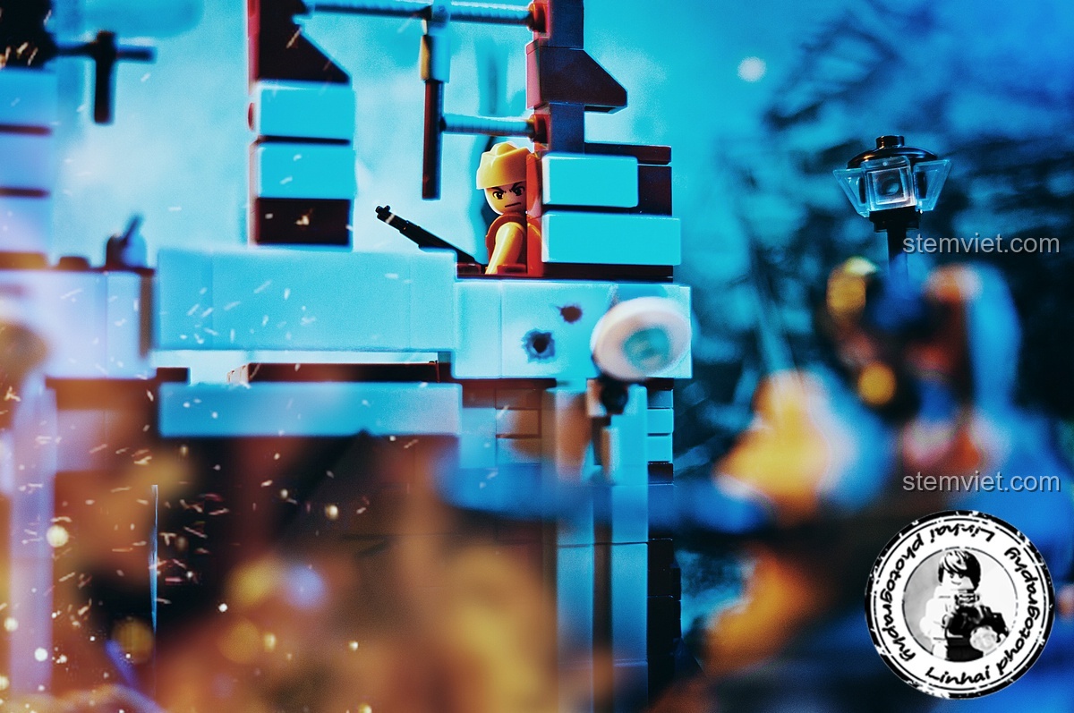 Minifigure lính của bộ Sluban M38-B0696 Trận chiến Stalingrad ẩn nấp trong góc tối của tòa nhà, sẵn sàng phục kích kẻ thù, tạo cảm giác hồi hộp.