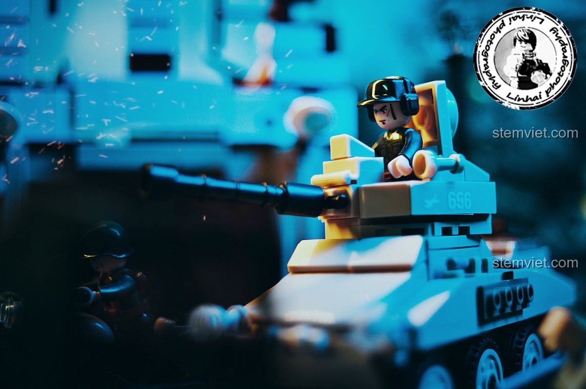 Minifigure lính bắn tỉa của bộ Sluban M38-B0696 Trận chiến Stalingrad ẩn nấp trên tầng 2 của tòa nhà đổ nát, sẵn sàng tấn công, tạo nên cảnh tượng chiến đấu chân thực.