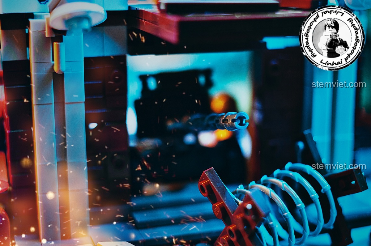 Minifigure lính bắn tỉa của bộ Sluban M38-B0696 Trận chiến Stalingrad ẩn nấp trên tầng 2 của tòa nhà đổ nát, sẵn sàng cho cuộc phục kích, tạo nên cảnh tượng chiến đấu chân thực.