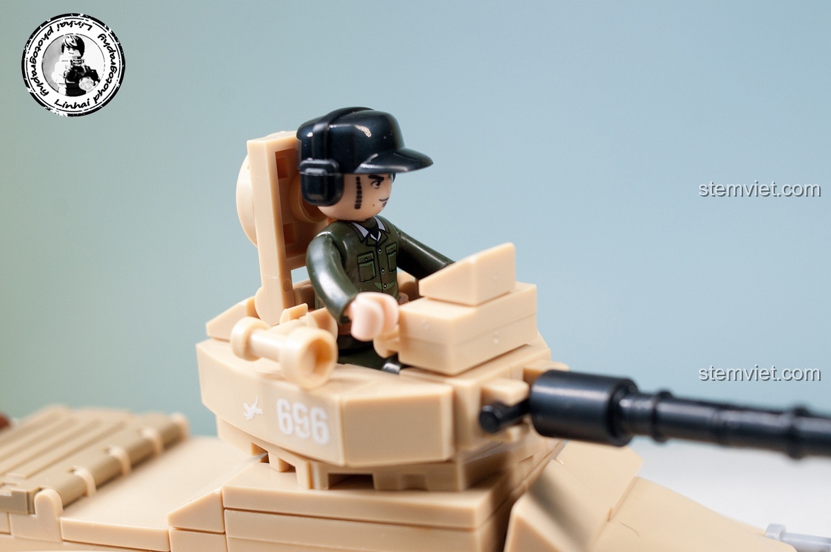 Minifigure lính ngồi trong xe bọc thép Sd.Kfz.234 của bộ Sluban M38-B0696 Trận chiến Stalingrad, cho thấy vị trí ngồi và khả năng tương tác với mô hình.