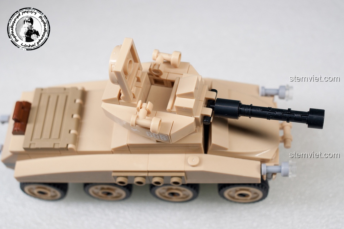 Minifigure lính Đức ngồi trong tháp pháo của xe bọc thép Sd.Kfz.234 trong bộ Sluban M38-B0696 Trận chiến Stalingrad, sẵn sàng điều khiển phương tiện.