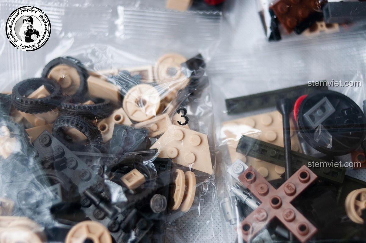 Cận cảnh các mảnh ghép nhỏ trong túi số 3 của bộ lắp ghép Sluban M38-B0696 Trận chiến Stalingrad, cho thấy chất lượng nhựa và chi tiết.