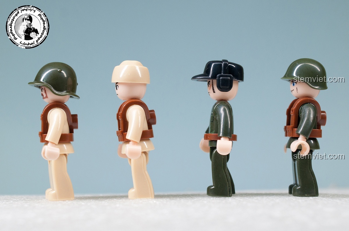 Góc nghiêng của các minifigures lính trong bộ Sluban M38-B0696 Trận chiến Stalingrad, cho thấy chi tiết trang phục và mũ bảo hiểm từ bên cạnh.