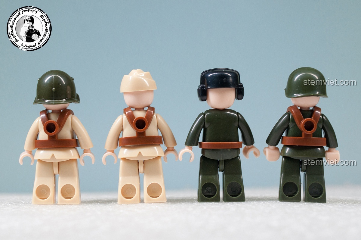 Mặt sau của các minifigures lính trong bộ Sluban M38-B0696 Trận chiến Stalingrad, thể hiện chi tiết lưng và thắt lưng của từng nhân vật.