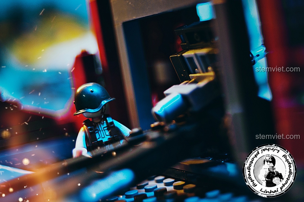 Toàn bộ mô hình bộ lắp ghép Sluban M38-B0696 Trận chiến Stalingrad khi hoàn thành, bao gồm tòa nhà đổ nát, xe bọc thép, pháo binh, xe máy và các minifigures lính.