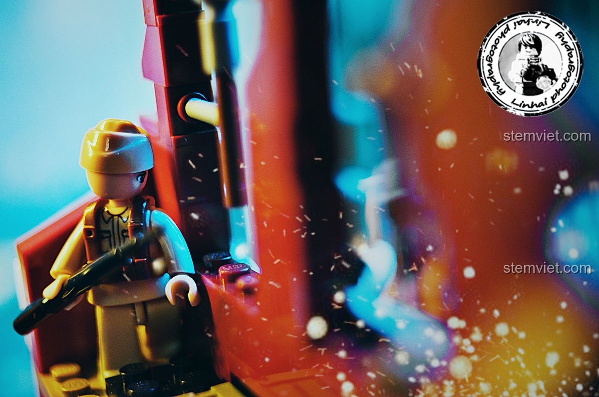 Cận cảnh nòng pháo của bộ Sluban M38-B0696 Trận chiến Stalingrad đang nhắm bắn, với hiệu ứng ánh sáng và khói bụi, tạo cảm giác chiến đấu kịch tính.