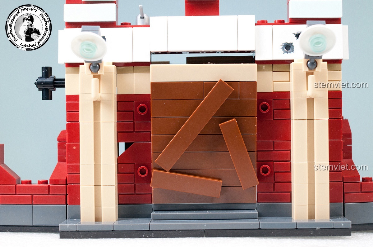 Phần trên của mô hình tòa nhà đổ nát trong bộ Sluban M38-B0696 Trận chiến Stalingrad, với các chi tiết cột, lỗ đạn và cấu trúc mái nhà bị hư hại.