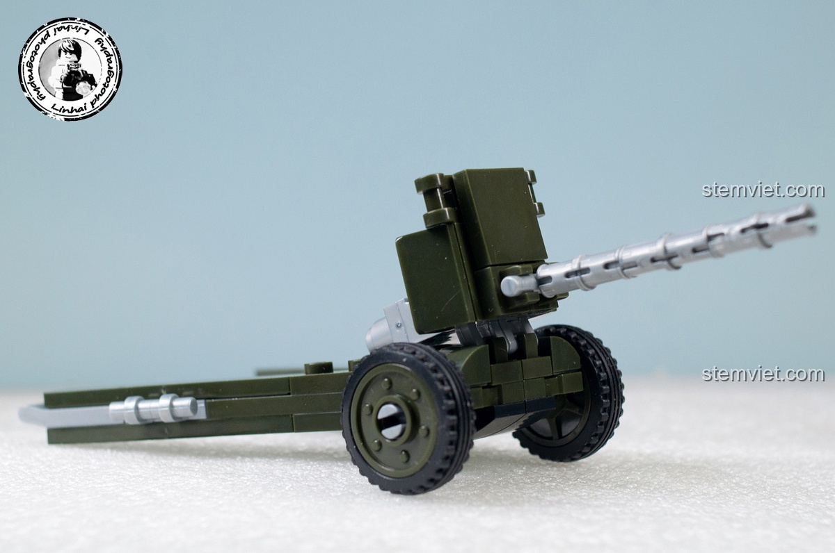Góc nhìn khác của mô hình pháo binh Liên Xô trong bộ Sluban M38-B0696 Trận chiến Stalingrad, cho thấy khả năng gập chân pháo để di chuyển hoặc triển khai.