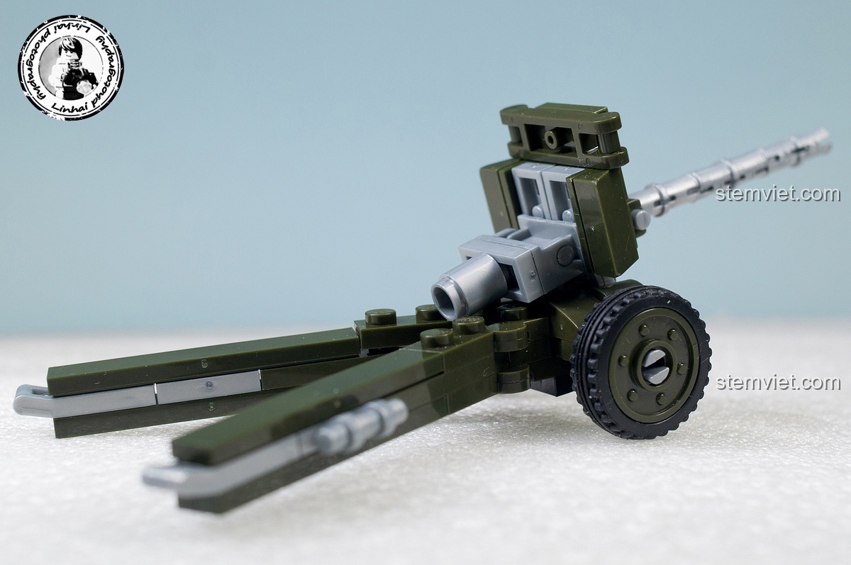 Góc nhìn từ trên xuống của mô hình pháo binh Liên Xô trong bộ Sluban M38-B0696 Trận chiến Stalingrad, thể hiện chi tiết nòng pháo và cơ cấu ngắm bắn.