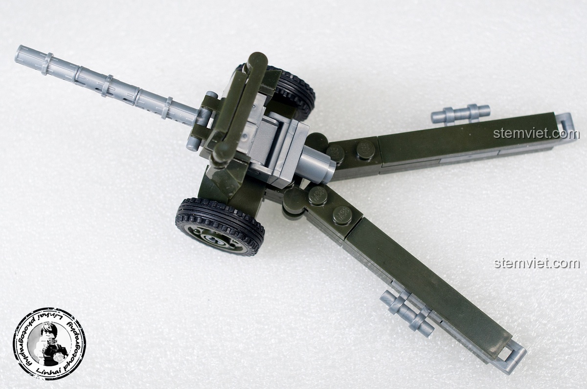 Mặt trước của mô hình pháo binh Liên Xô trong bộ Sluban M38-B0696 Trận chiến Stalingrad, với bánh xe và nòng pháo được thiết kế cân đối, sẵn sàng chiến đấu.