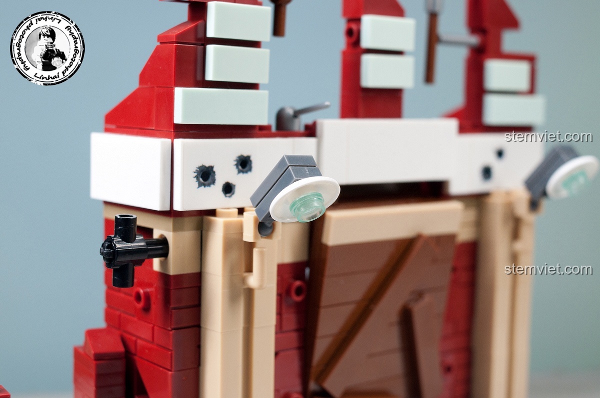 Các phụ kiện nhỏ đi kèm bộ lắp ghép Sluban M38-B0696 Trận chiến Stalingrad, bao gồm cột đèn đường, hàng rào thép gai và thùng dầu, tăng thêm chi tiết cho cảnh quan.