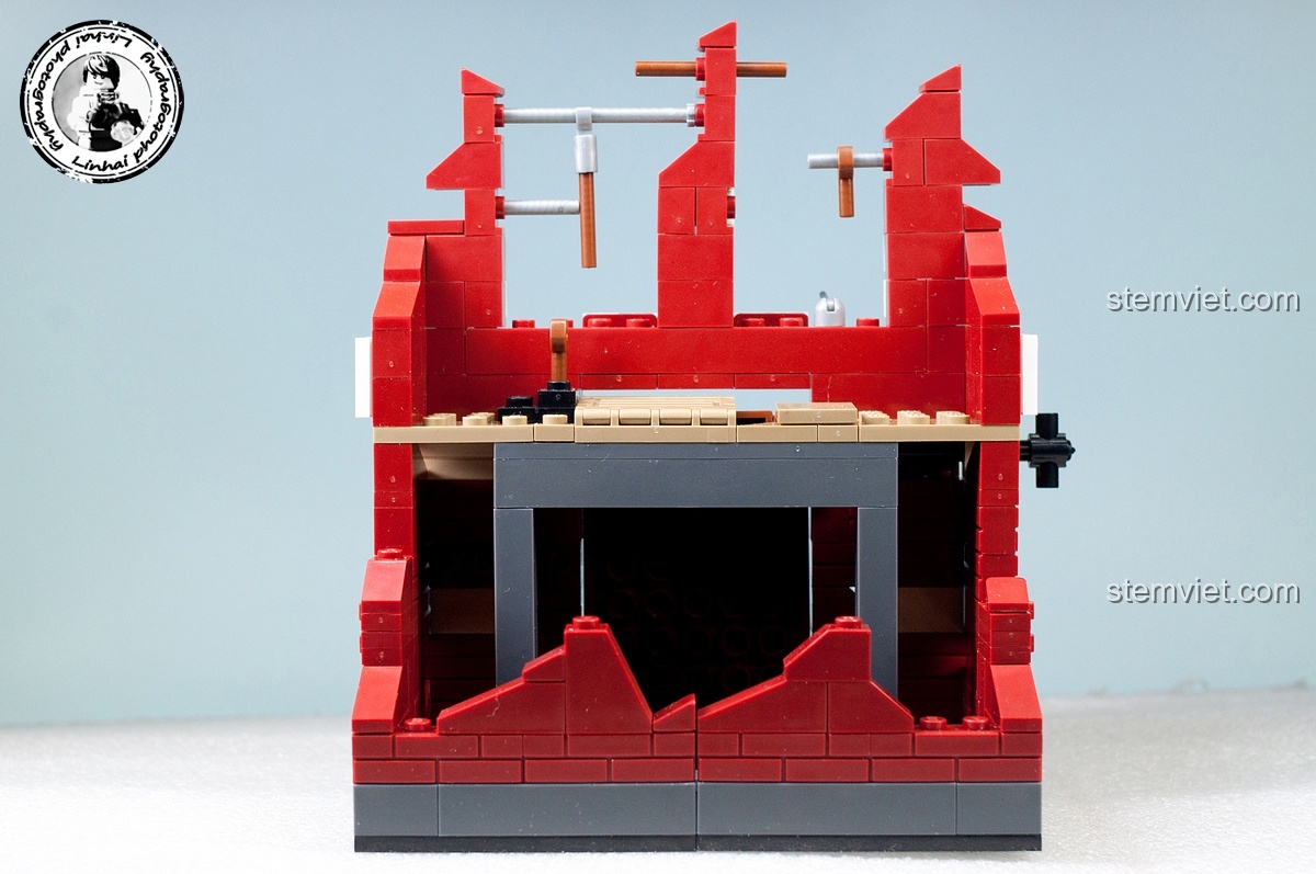 Cận cảnh chi tiết tầng 1 của mô hình tòa nhà đổ nát trong bộ Sluban M38-B0696 Trận chiến Stalingrad, với các mảnh ghép tạo hình bàn và ghế, tăng tính chân thực.