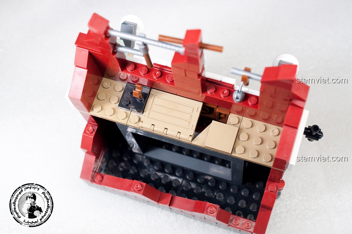 Cận cảnh chi tiết tầng 2 của mô hình tòa nhà đổ nát trong bộ Sluban M38-B0696 Trận chiến Stalingrad, với các lỗ đạn và đèn chiếu sáng, tạo hiệu ứng chiến trường.