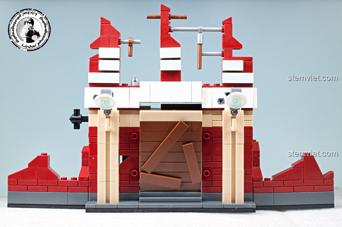 Góc nghiêng của mô hình tòa nhà đổ nát trong bộ Sluban M38-B0696 Trận chiến Stalingrad, cho thấy các chi tiết hư hại, cửa sổ và cấu trúc tường.