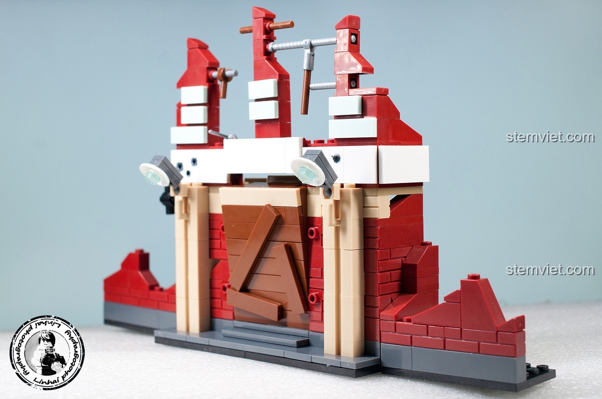 Mặt sau của mô hình tòa nhà đổ nát trong bộ Sluban M38-B0696 Trận chiến Stalingrad, lộ ra không gian bên trong để minifigures có thể tương tác và ẩn nấp.