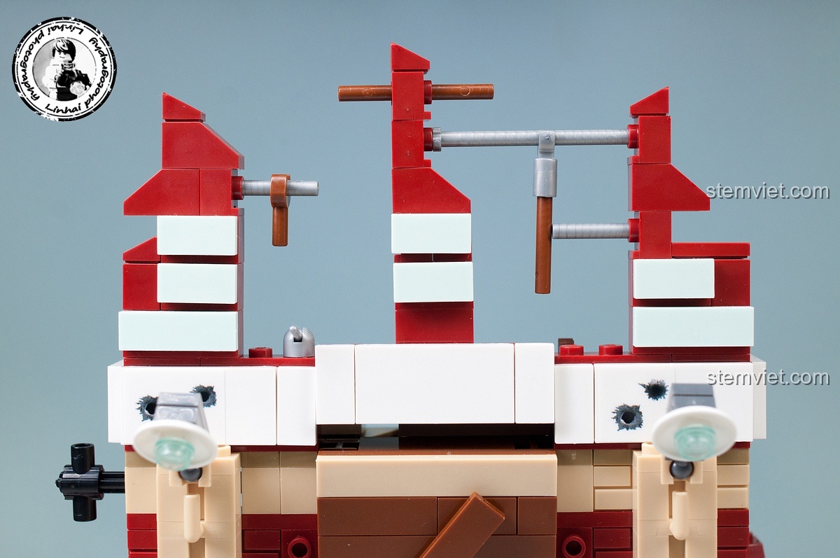 Góc nhìn tổng thể mặt trước của mô hình tòa nhà đổ nát trong bộ Sluban M38-B0696 Trận chiến Stalingrad, thể hiện sự đổ nát nhưng vẫn giữ được cấu trúc vững chắc.