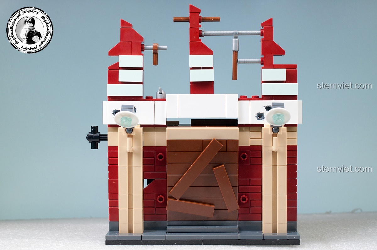 Góc nhìn bên hông của mô hình tòa nhà đổ nát trong bộ Sluban M38-B0696 Trận chiến Stalingrad, cho thấy độ dày của tường và các chi tiết gạch vỡ.