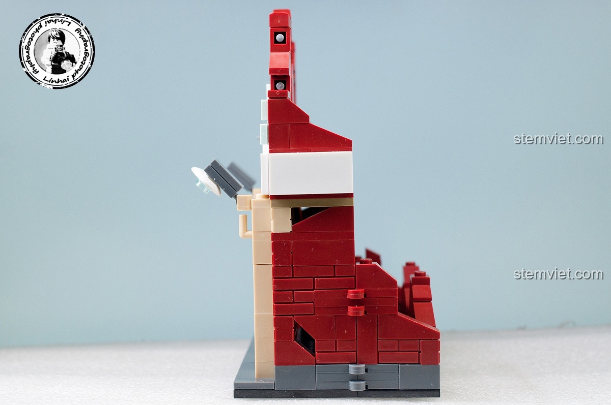 Mặt sau của mô hình tòa nhà đổ nát trong bộ Sluban M38-B0696 Trận chiến Stalingrad khi mở ra, lộ rõ không gian bên trong với các tầng và chi tiết sàn nhà.